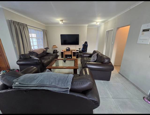 2 BEDROOM TOWNHOUSE TO LET IN THREE RIVERS PROPER